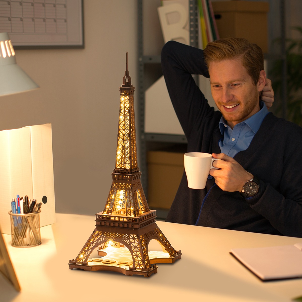 Rolife 3D Wooden Puzzle - Nuit de la Tour Eiffel TGL01 scène d'affichage de table avec le modèle de la Tour Eiffel