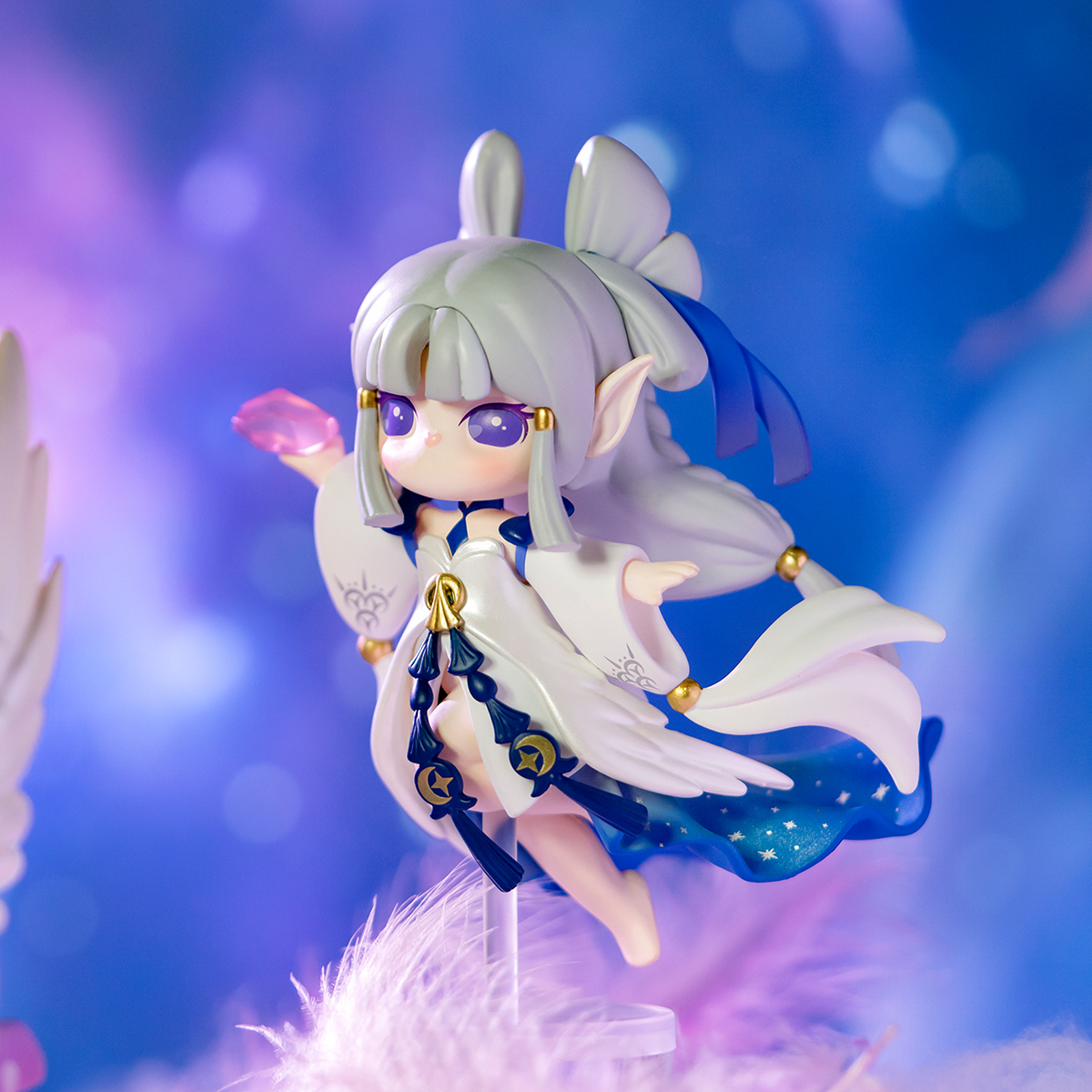 Rolife Surprise Figure Dolls - Paradise Guardians witte-haired gevleugelde karakter close-up scène