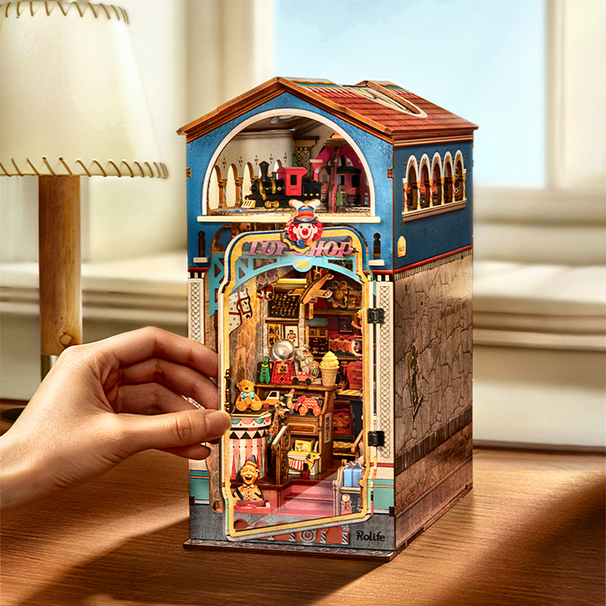 Rolife Treasure Toy Shop DIY Buchnische mit klarem Staubschutzdeckel auf dem Tisch