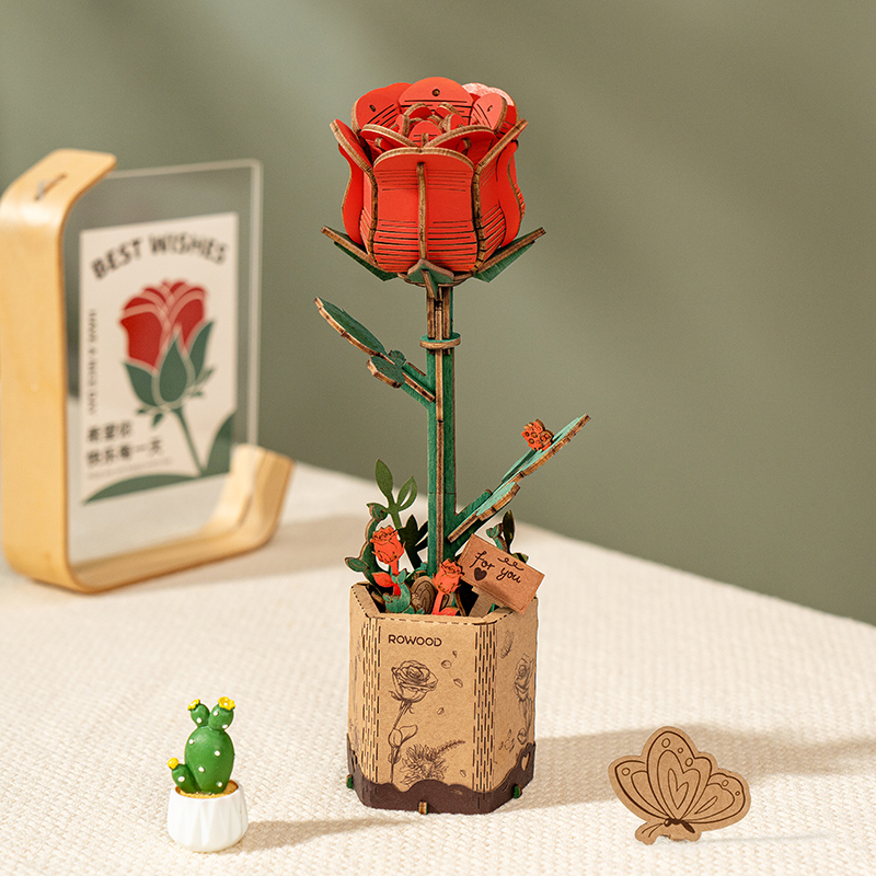 Rowood Rose Rouge TW042 fleur en bois exposée dans un vase sur une table