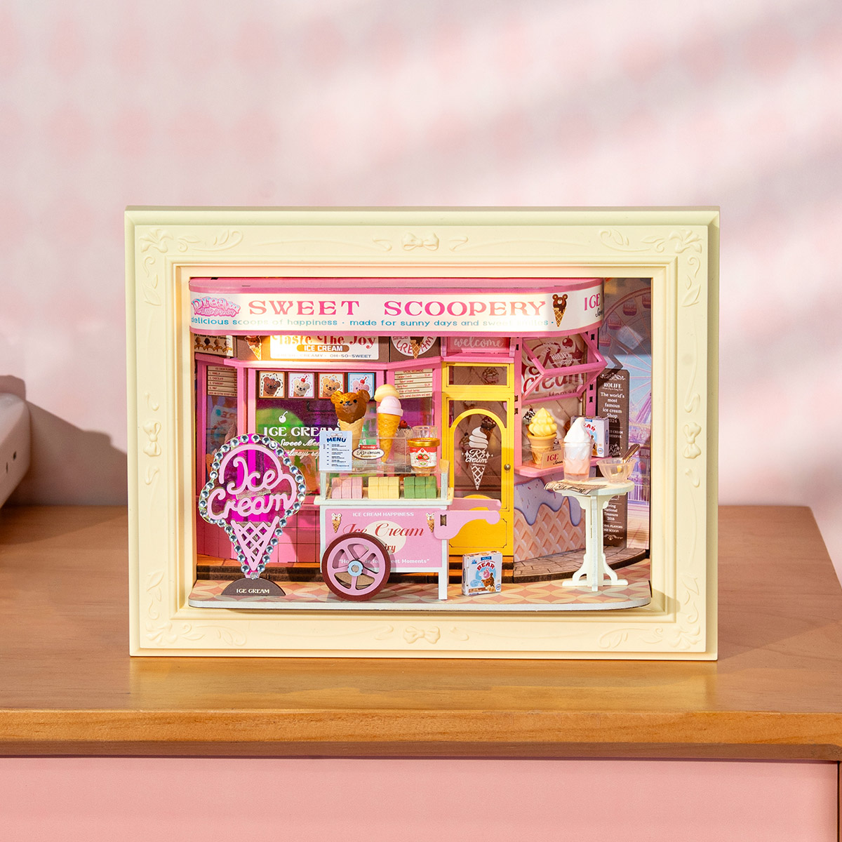 Rolife Sweet Scoopery Ice Cream DP002 verhaal kader weergegeven op een tafelblad