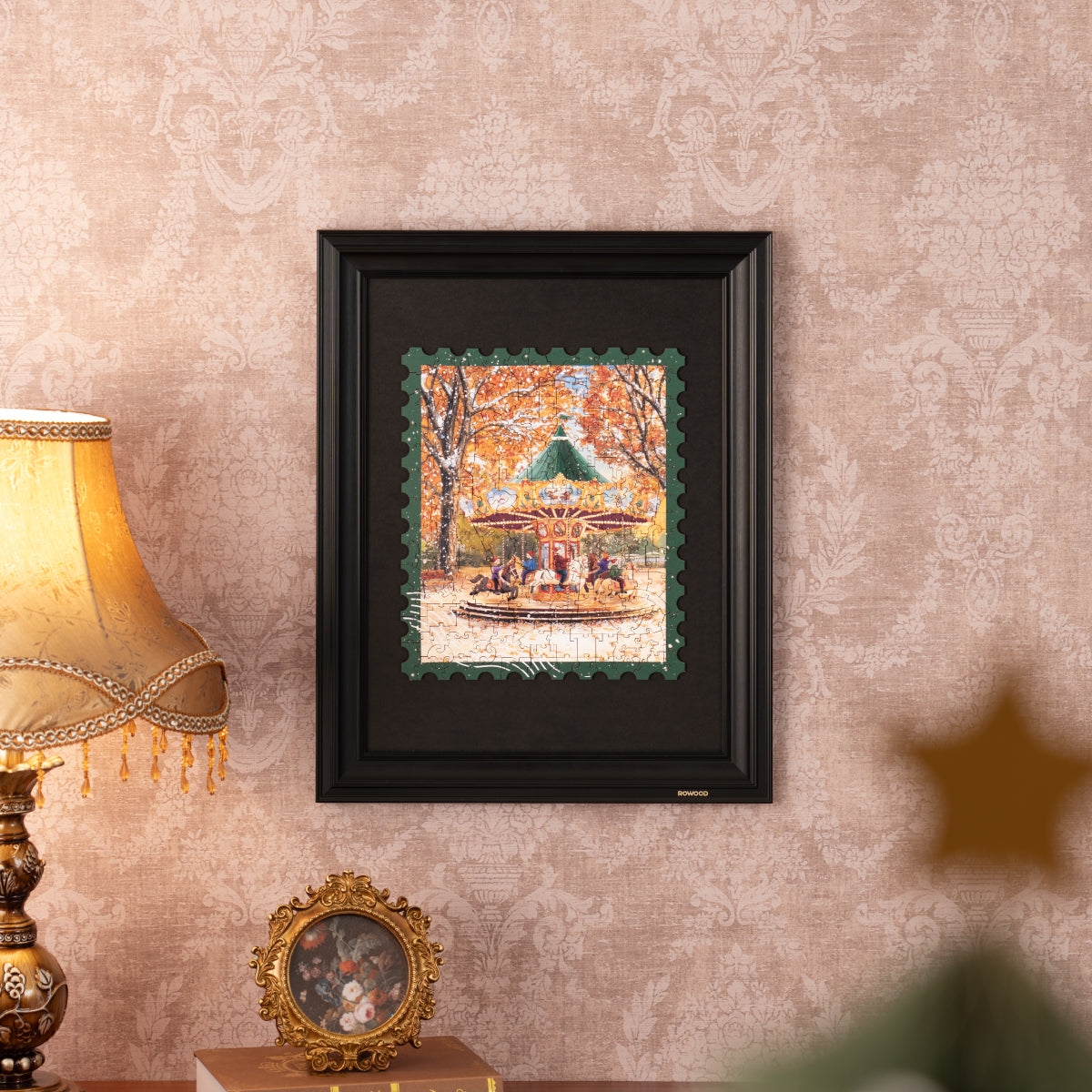 Rowood Golden Autumn Carousel TA008 puzzle en bois encadré affiché sur un mur