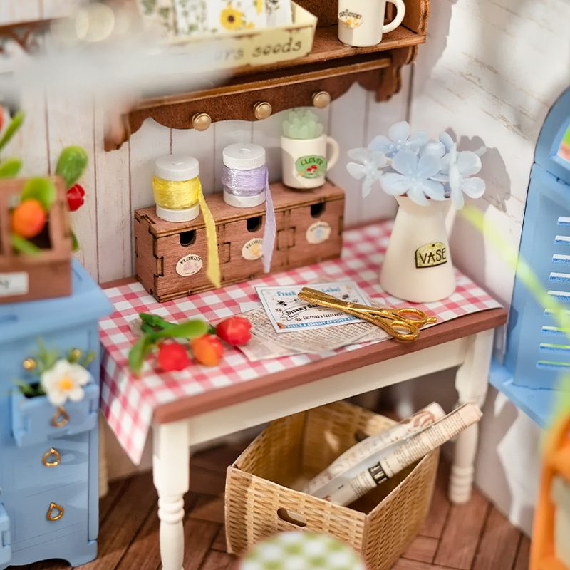 Rolife Miniature House - Détail en gros plan de la table et de l'étagère de la maison de jardin de rêve DG163