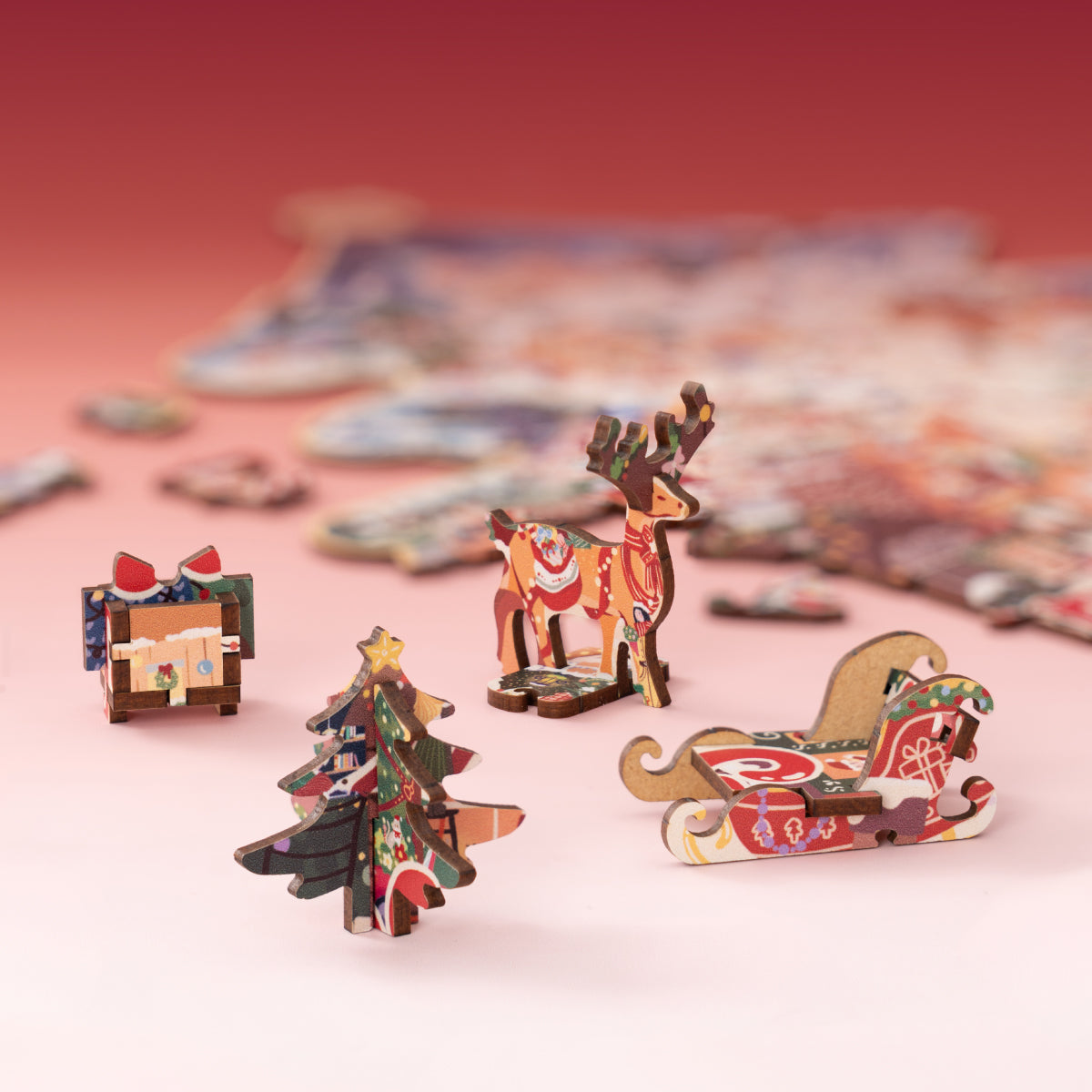 Scène d'affichage du produit Christmas Town TA007 avec le puzzle en forme d'arbre encadré