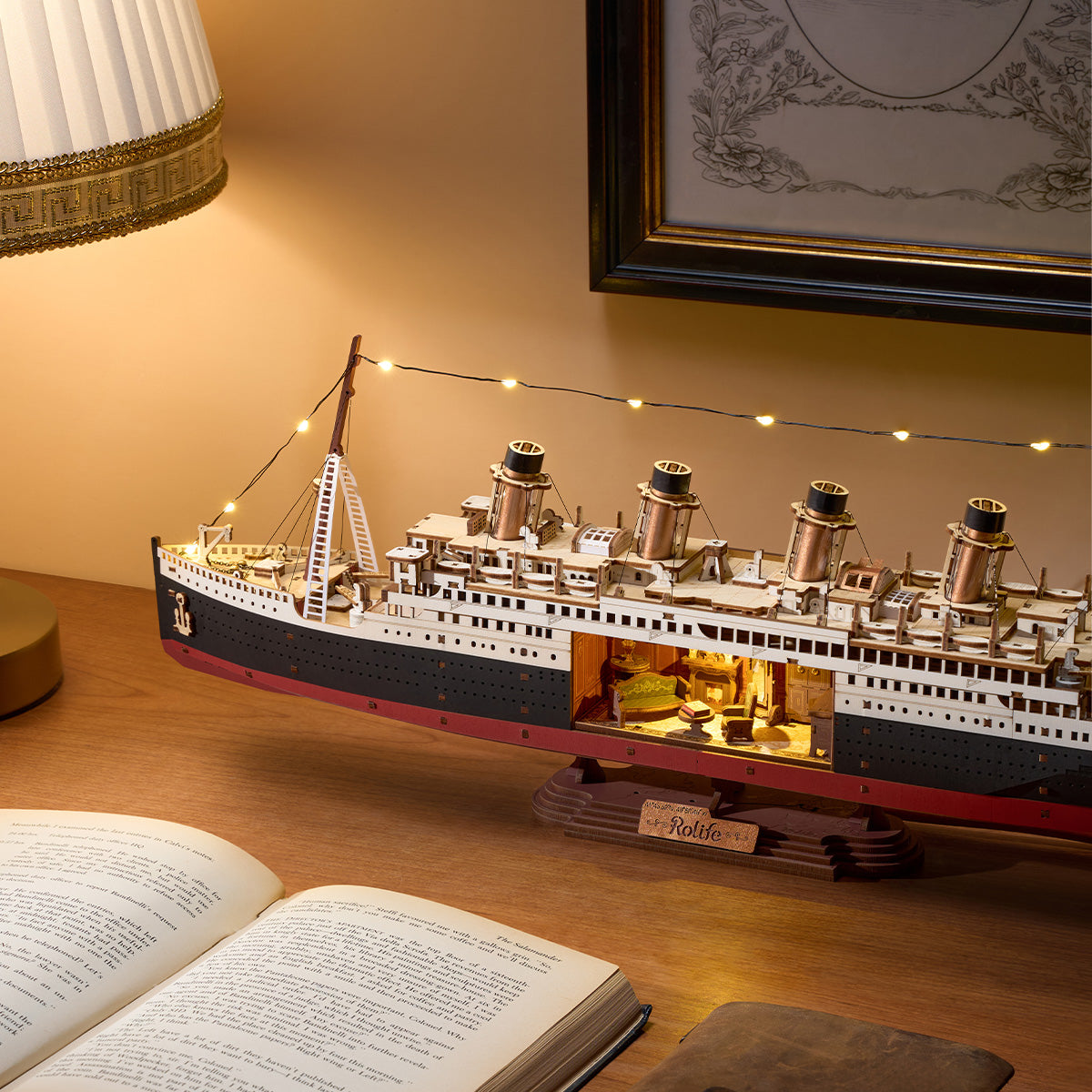 1912 Eternal Atlantic Voyager TGL02 Schiffsmodell, das auf einem Schreibtisch mit warmem Licht präsentiert wird