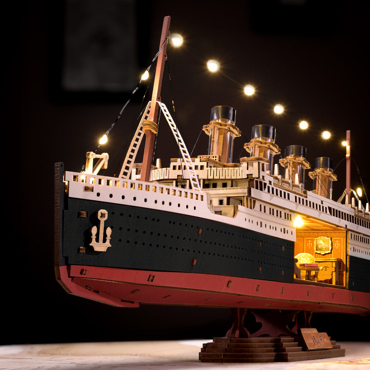 1912 Eternal Atlantic Voyager TGL02 Nahaufnahme des Bugs, der Schornsteine und der beleuchteten Deckdetails