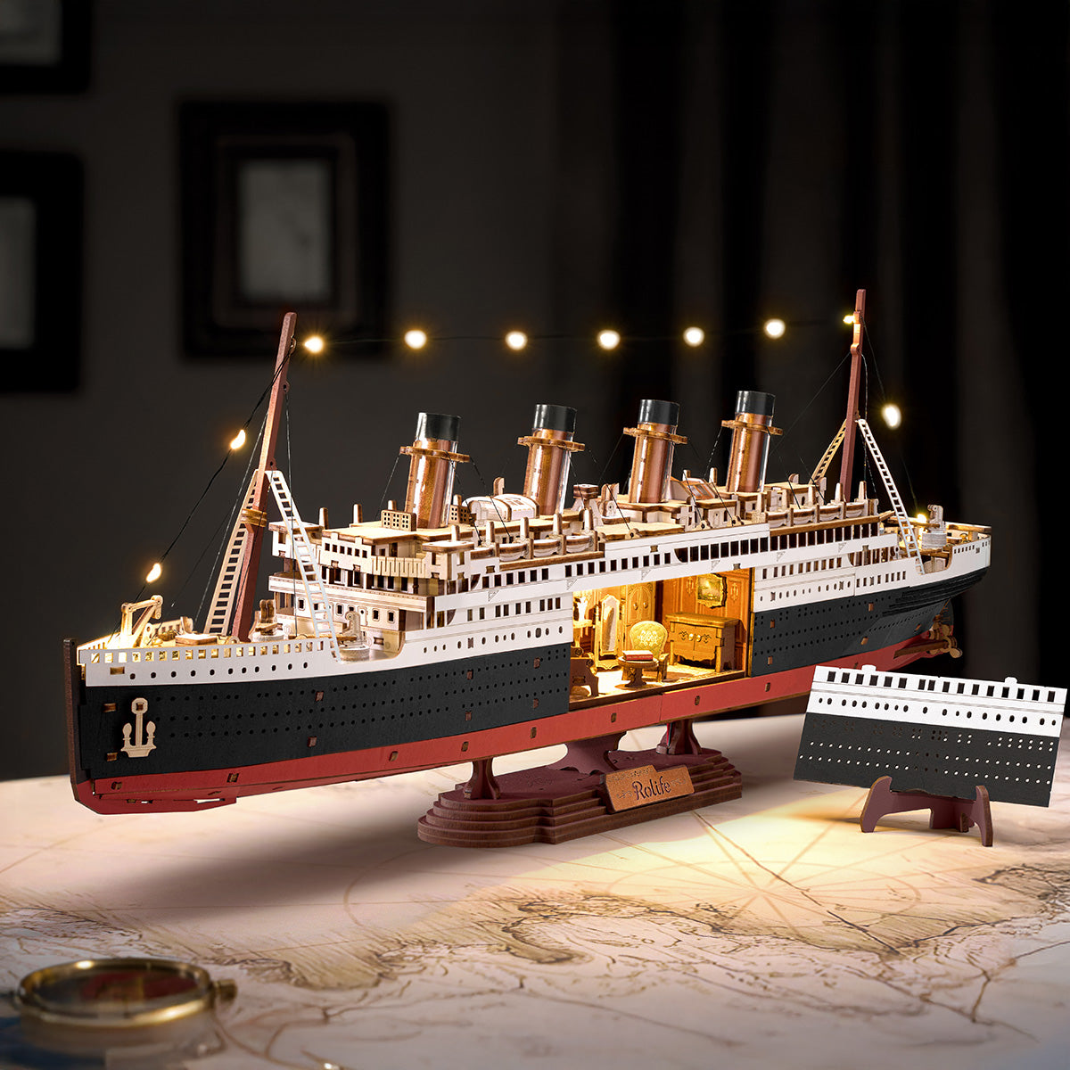 Rolife 1912 Eternal Atlantic Voyager TGL02 schip model in een warme bureau display scène