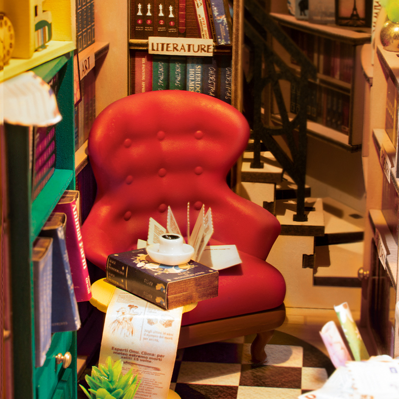 Rolife DIY Book Nook Kit - Détail en gros plan de la chaise de lecture et de l'étagère de la librairie TGB07