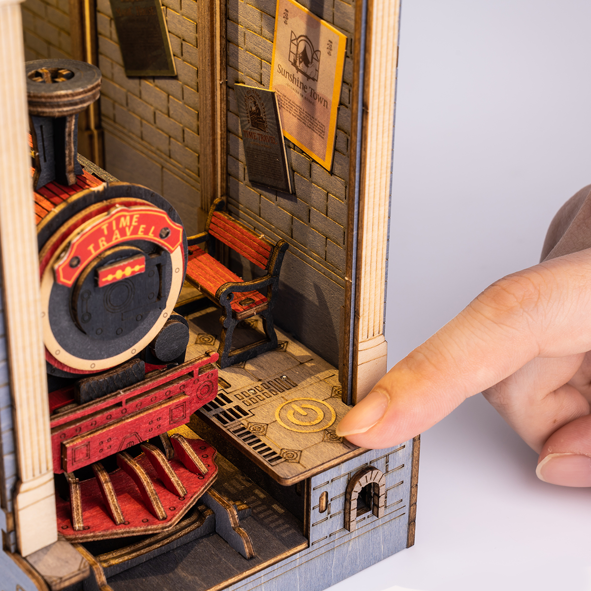 Rolife DIY Book Nook Kit Voyage dans le temps TGB04 détail gros plan de la plateforme avant de la locomotive