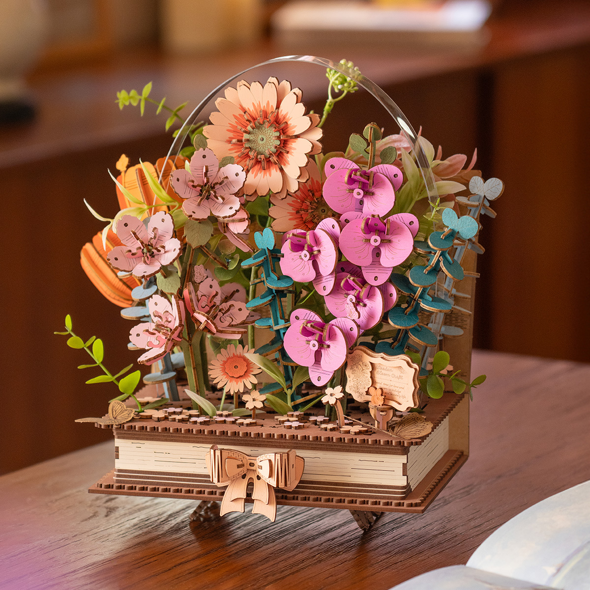 Rowood Wooden Blooming Book TW04H exhibición floral en una cálida escena de mesa