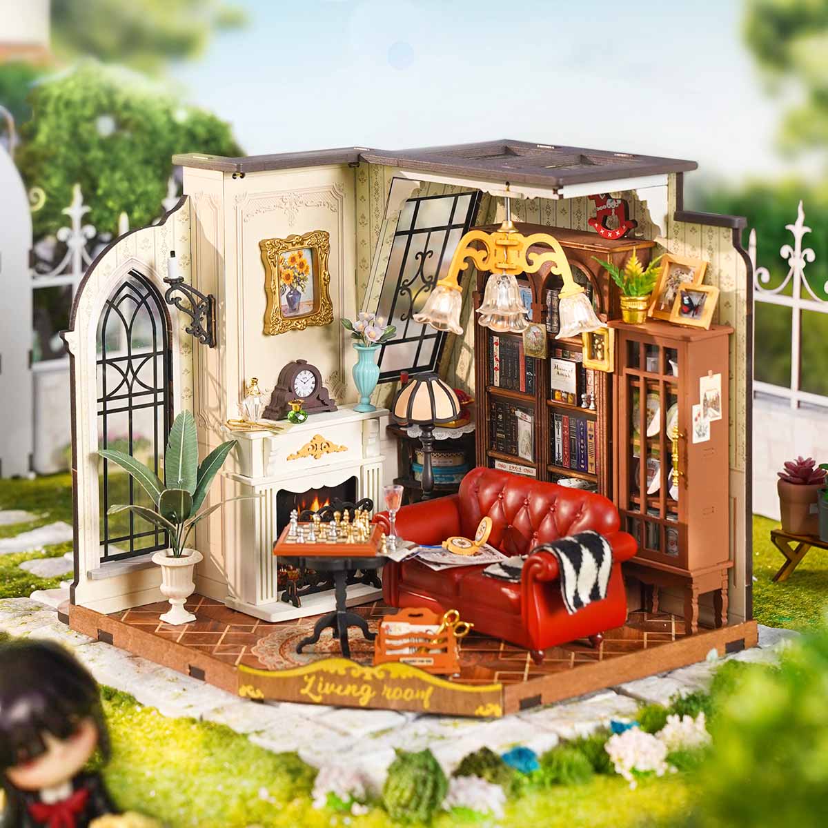 Rolife Catherine's Living Room DG175 casa en miniatura en una cálida escena al aire libre