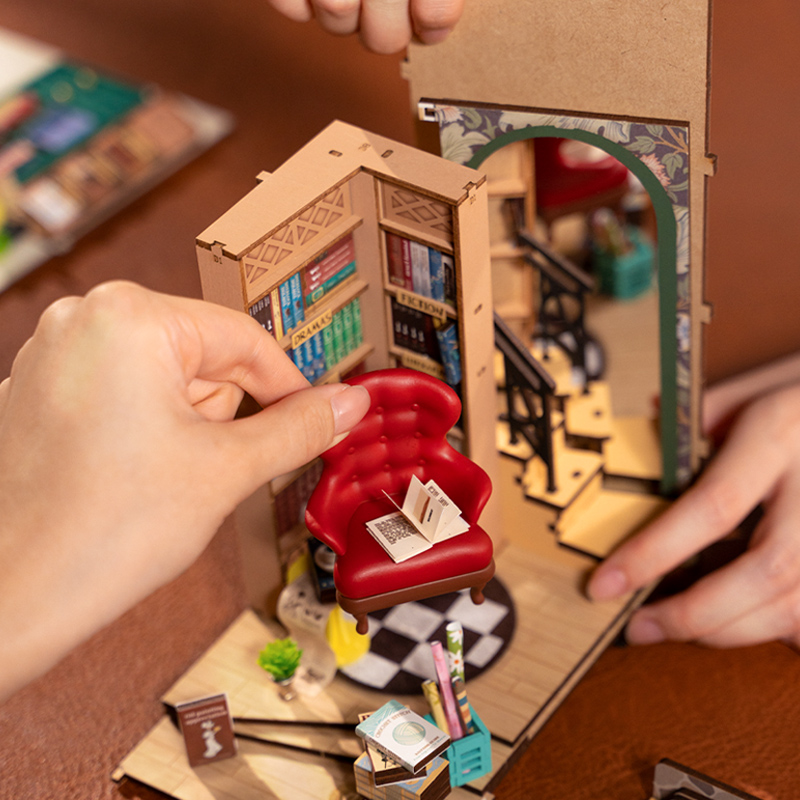 Rolife DIY Book Nook Kit - Librairie TGB07 scène d'assemblage pratique avec chaise
