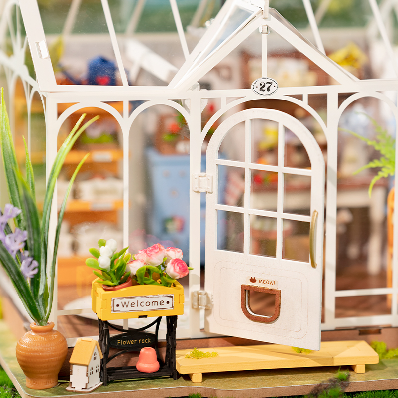 Rolife Miniature House - Détail en gros plan de la porte de la serre de la maison de jardin de rêve DG163