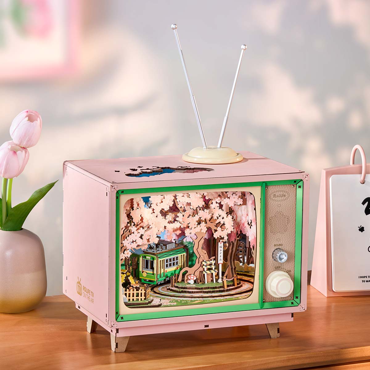 Sakura Dreamy Tour AMT02 Tischdisplay-Szene mit der Retro-Fernseh-Musikbox