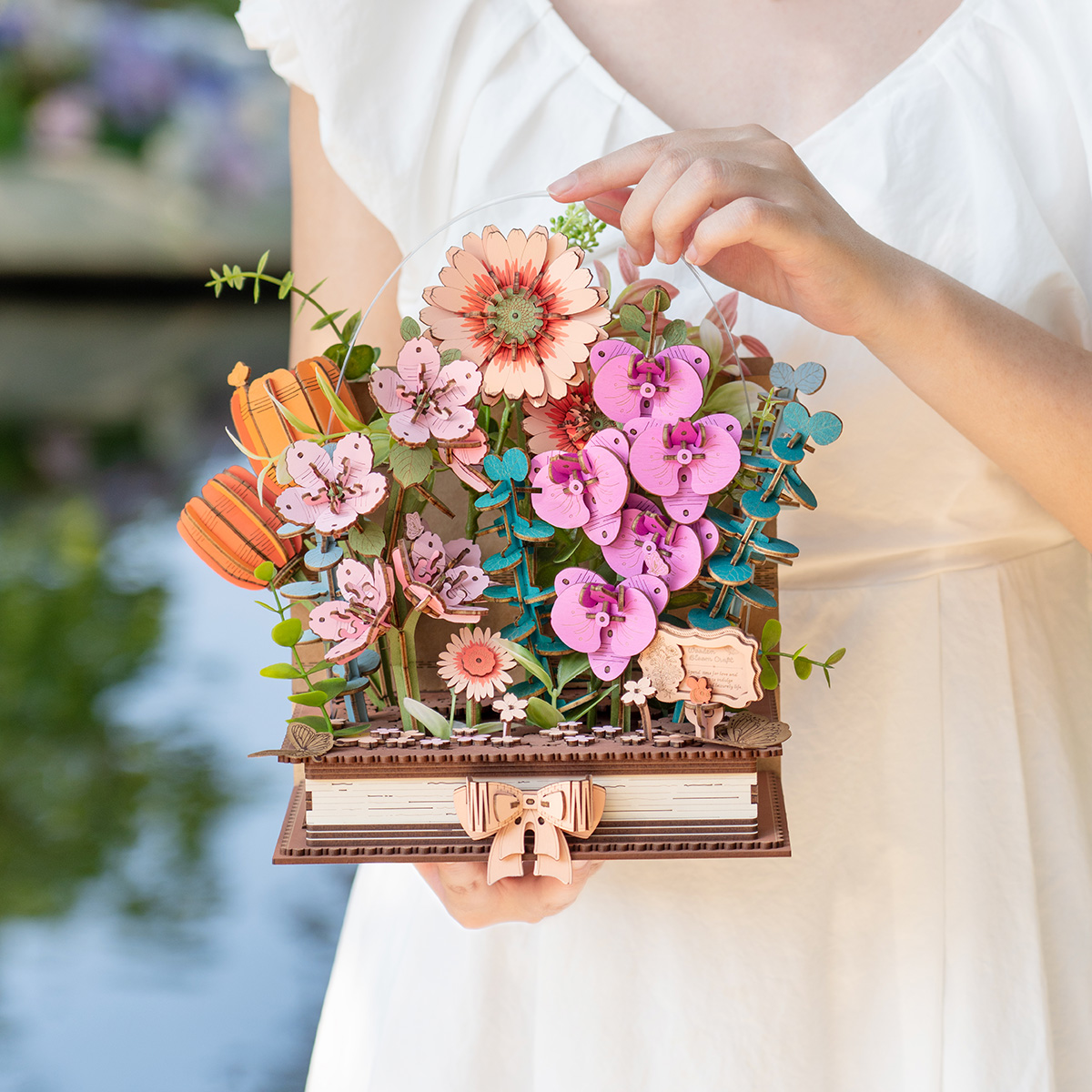 Bouquet en bois épanoui TW04H tenu à deux mains
