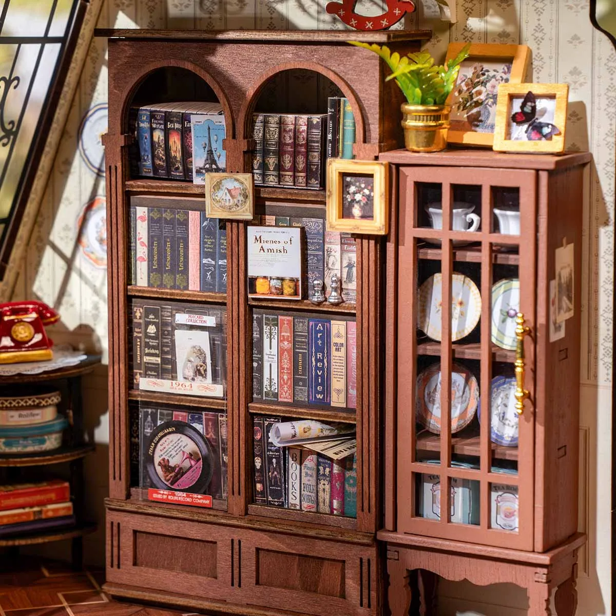 Catherines Wohnzimmer DG175 Nahaufnahme des retro Bücherregals und der Stauraumdetails