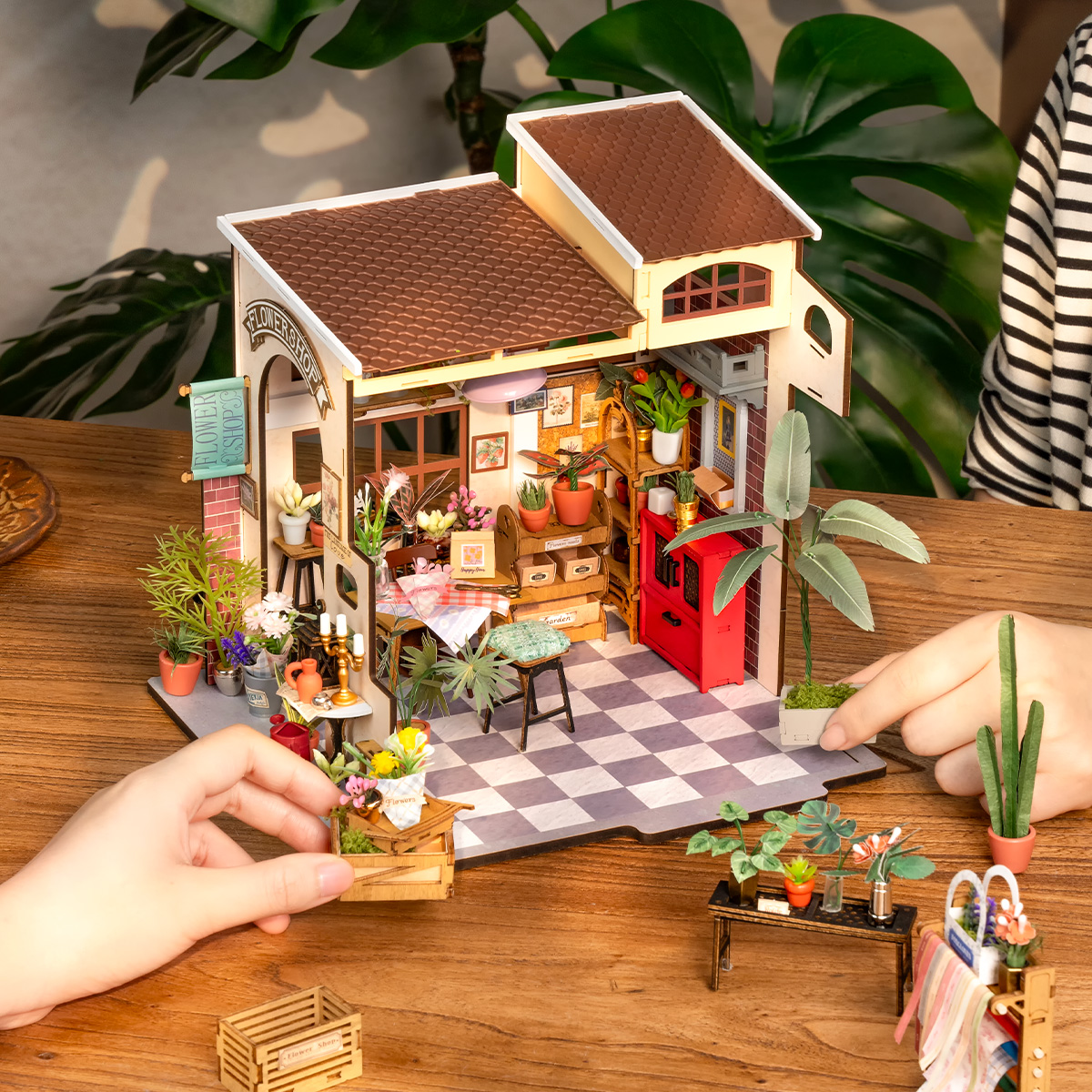 Rolife DIY Miniature Dollhouse - Détail en gros plan de l'étagère d'exposition de la boutique de fleurs d'Emily DG145