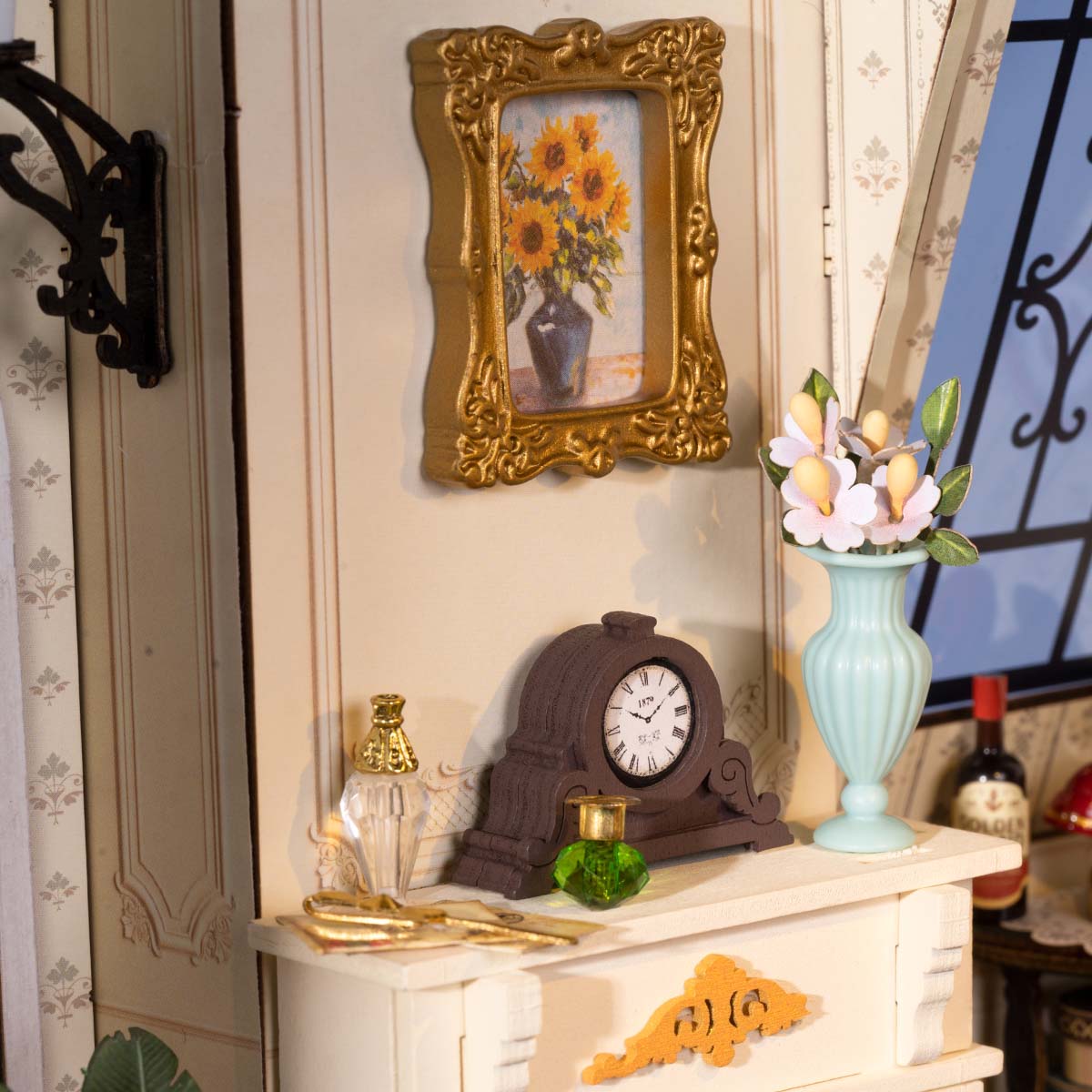 Catherines Wohnzimmer DG175 Nahaufnahme des Kaminsims und vintage Dekor