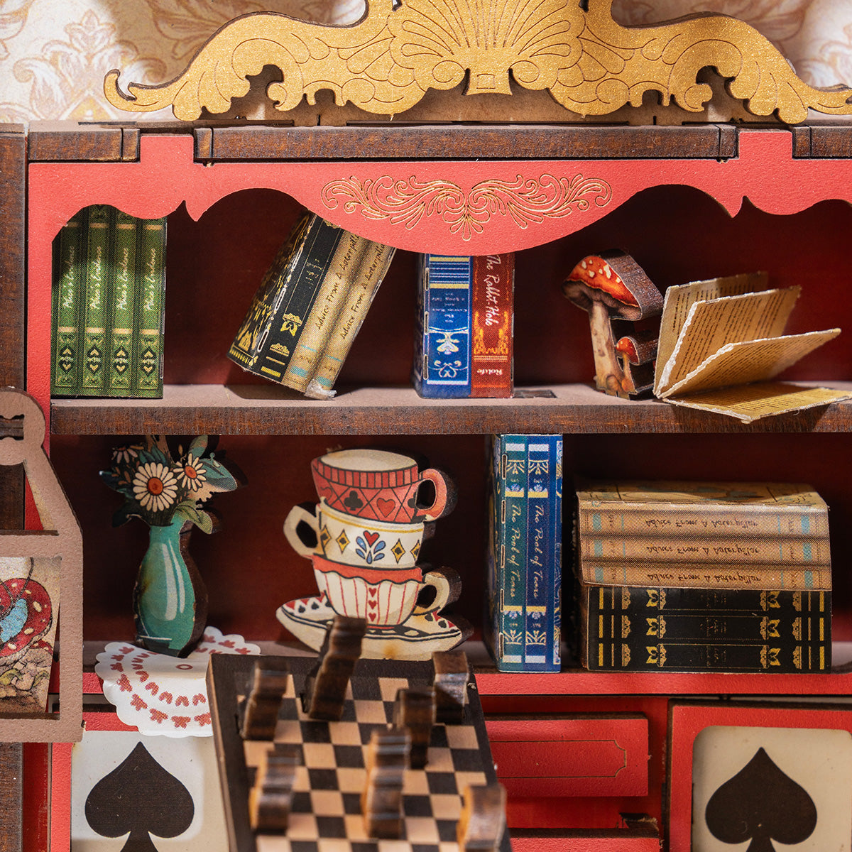 Fall into Wonder TGB12 Regal Detail mit Teetassen, Büchern und kariertem Teetisch