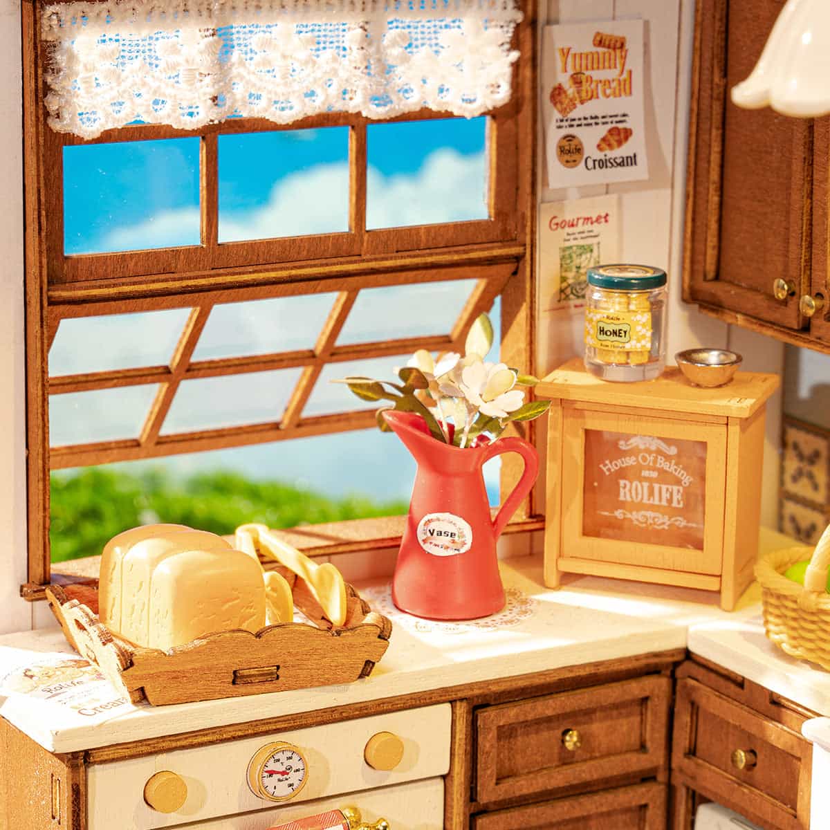 Baking Kitchen DG172 Fensterseite Backbereich mit Brot, Blumen und Schrankdetails