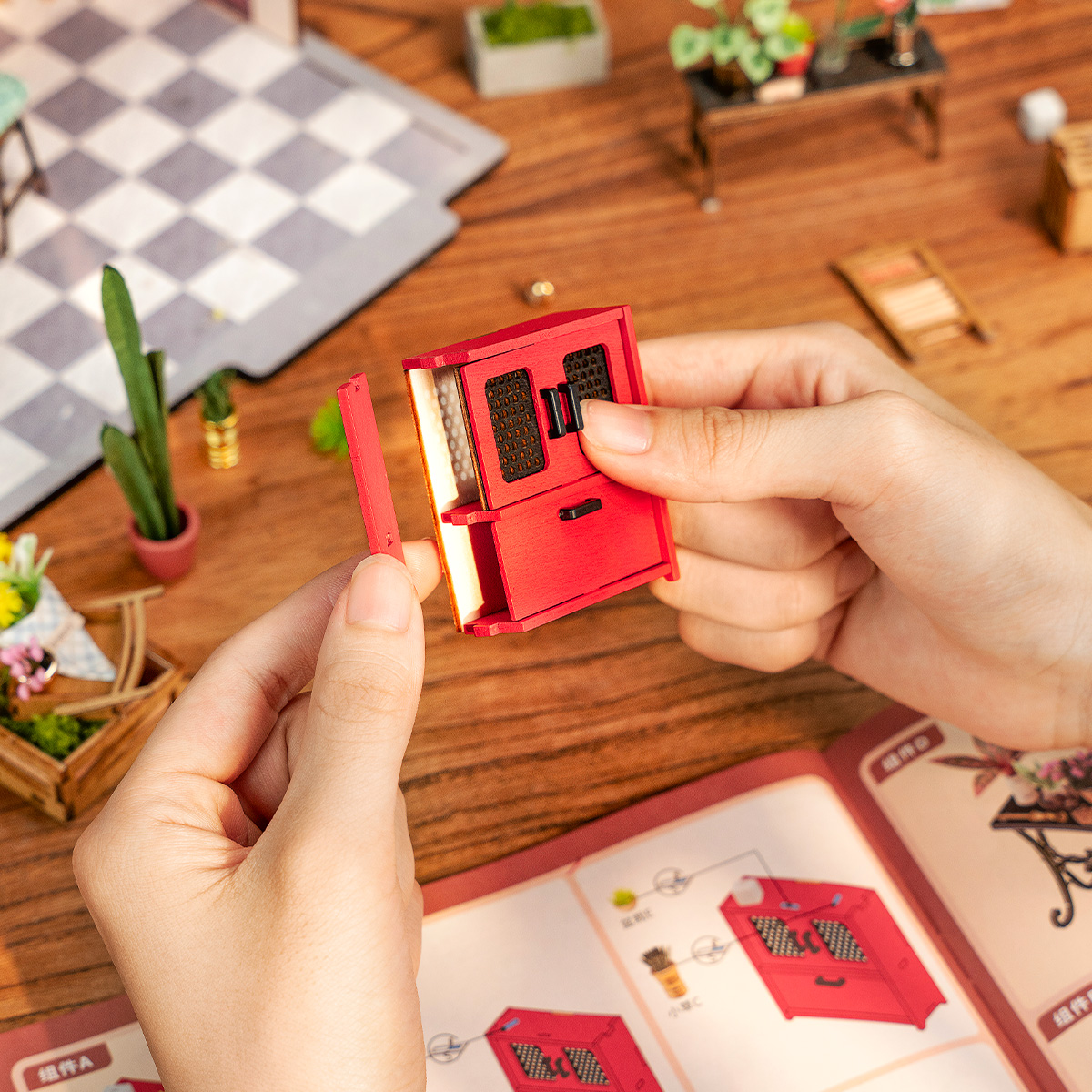 Rolife DIY Miniature Dollhouse - Détail en gros plan du comptoir et du bouquet de la boutique de fleurs d'Emily DG145
