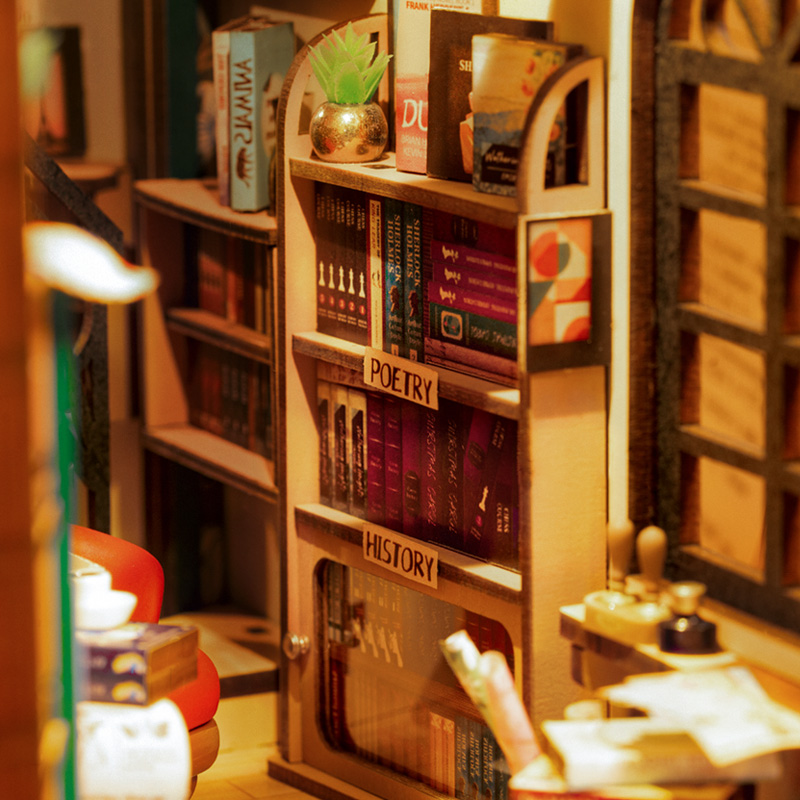 Rolife DIY Book Nook Kit - Détails intérieurs de la librairie TGB07, gros plan sur la bibliothèque confortable
