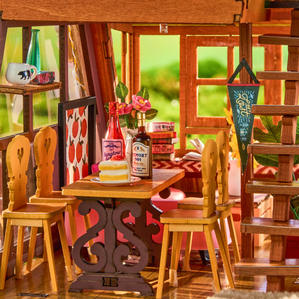 A-Frame Cabin DG181 Nahaufnahme des Essbereichs und der Fensterdetails