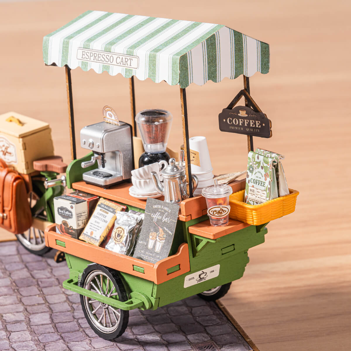 Aromatischer Kaffeewagen DG182 Nahaufnahme des Espressowagens, Tassen und Details der Kaffeetüte