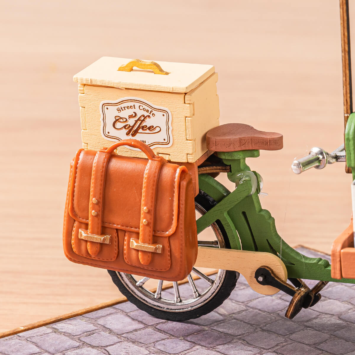 Aromatischer Kaffeewagen DG182 Nahaufnahme der Details der Fahrradtasche und der Ledertasche