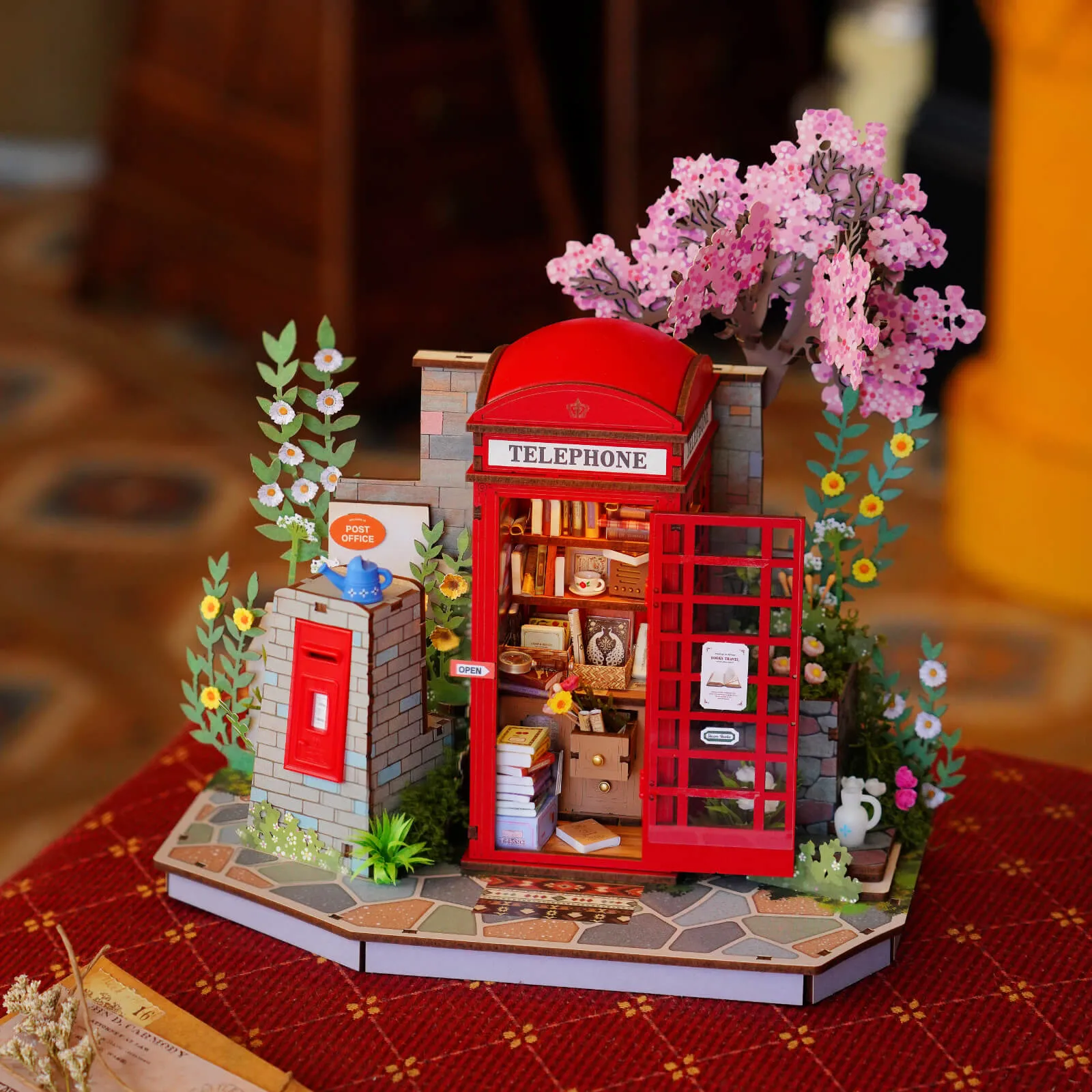 Le stand de livres Blossom est exposé sur une table en bois chaud avec des lumières allumées.
