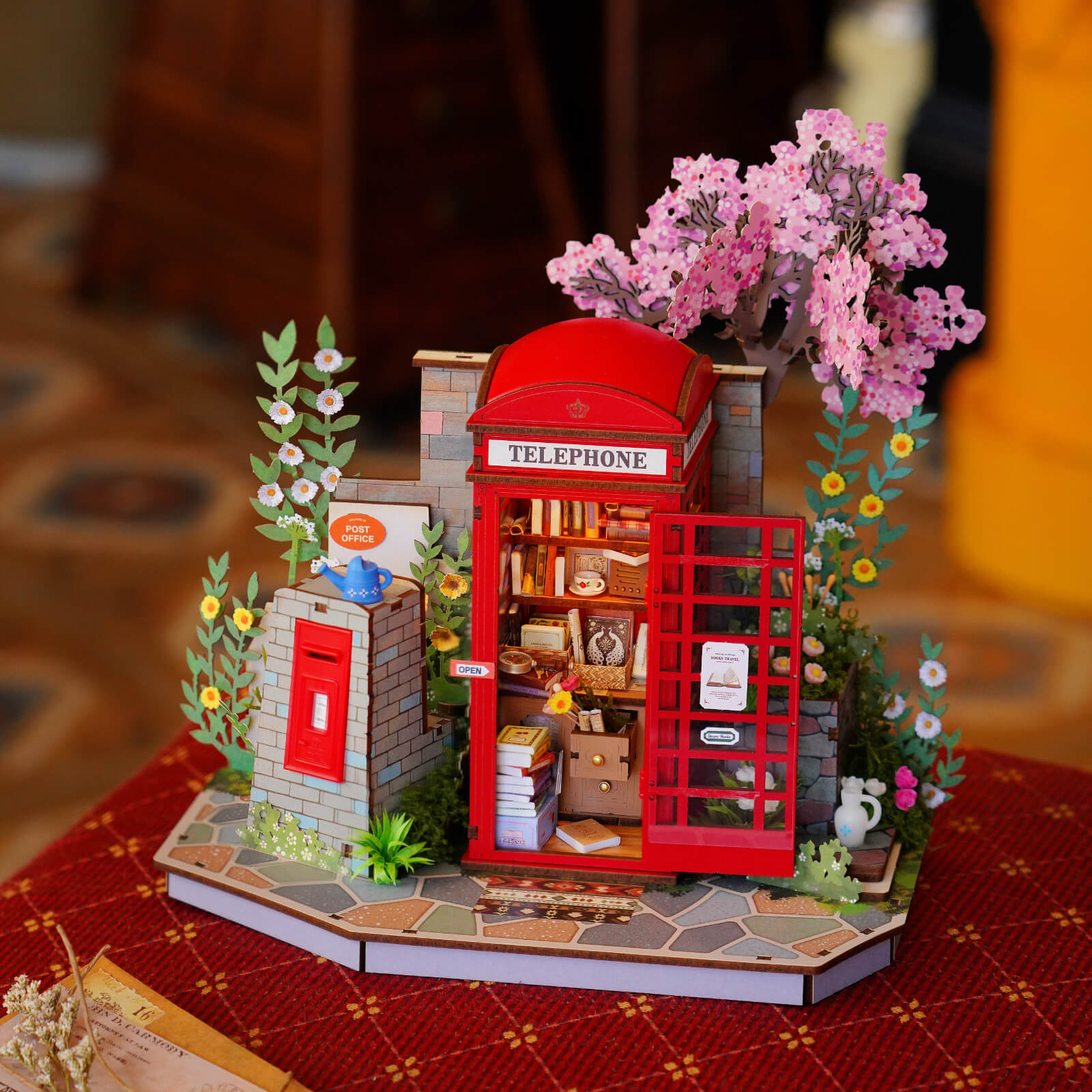 Le stand de livres Blossom est exposé sur une table en bois chaud avec des lumières allumées.