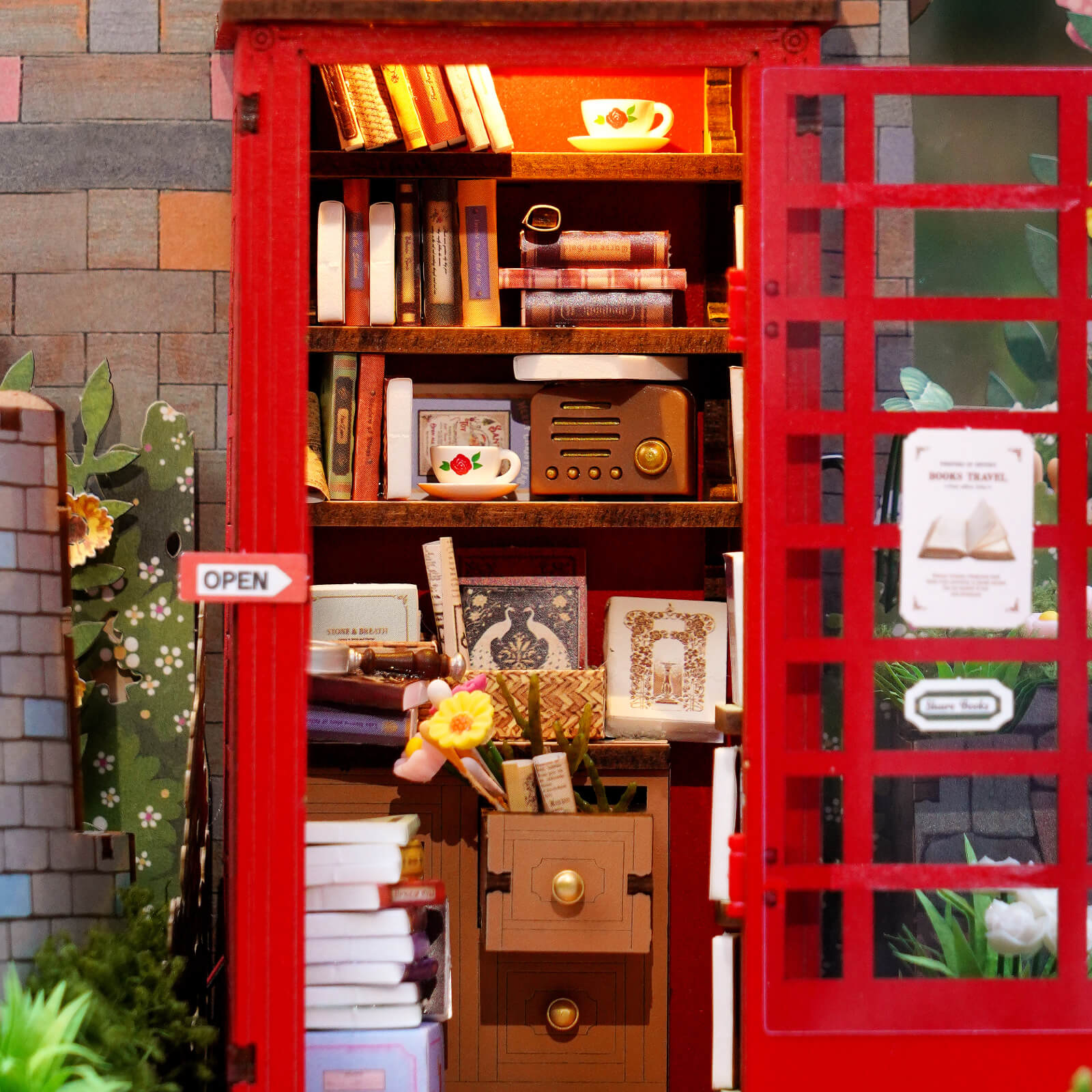 Gros plan sur les étagères intérieures du stand de livres Blossom, livres, tiroirs et porte ouverte