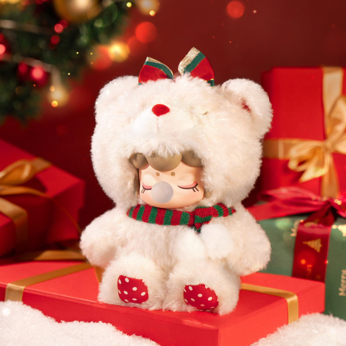 Rolife Nanci Christmas Bear colgante de felpa en una escena de regalo festivo