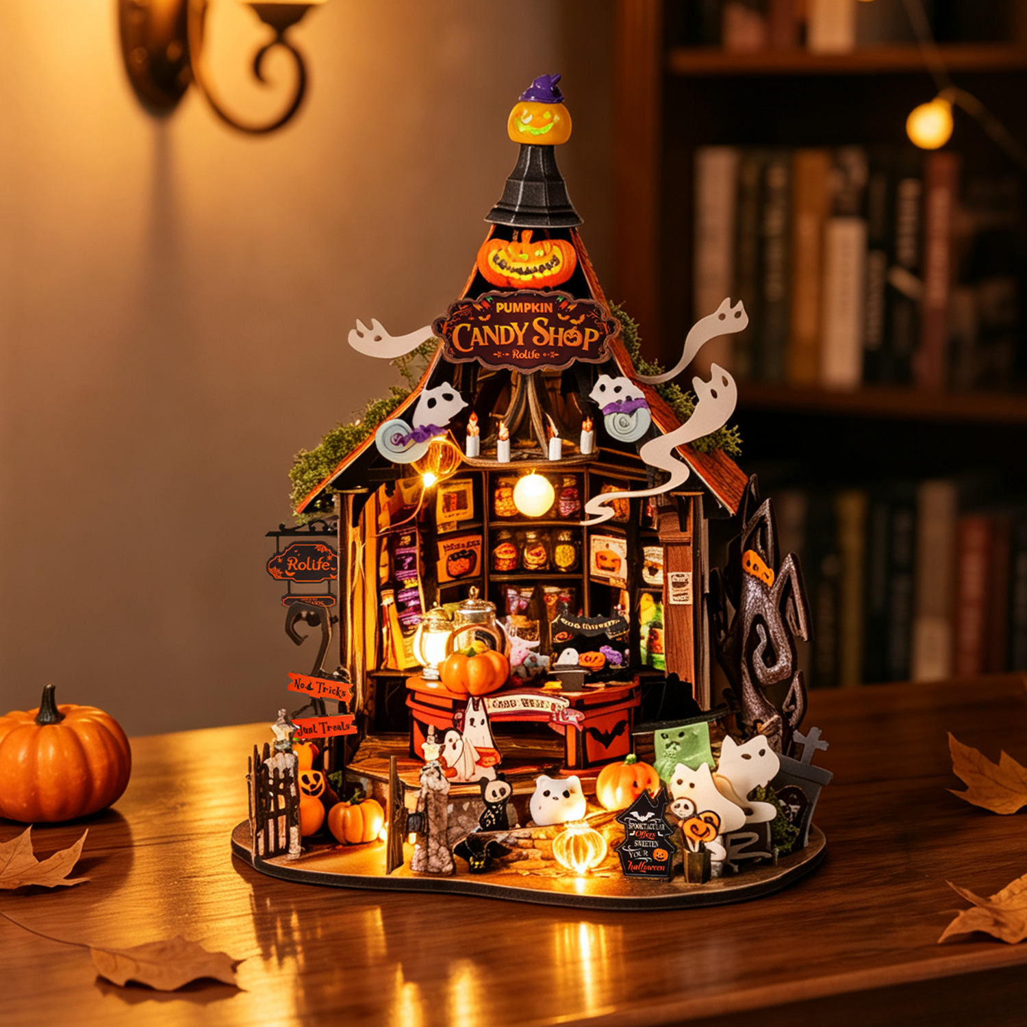 Rolife Casa de Dulces Embrujada iluminada escena de tienda de dulces de Halloween en una mesa