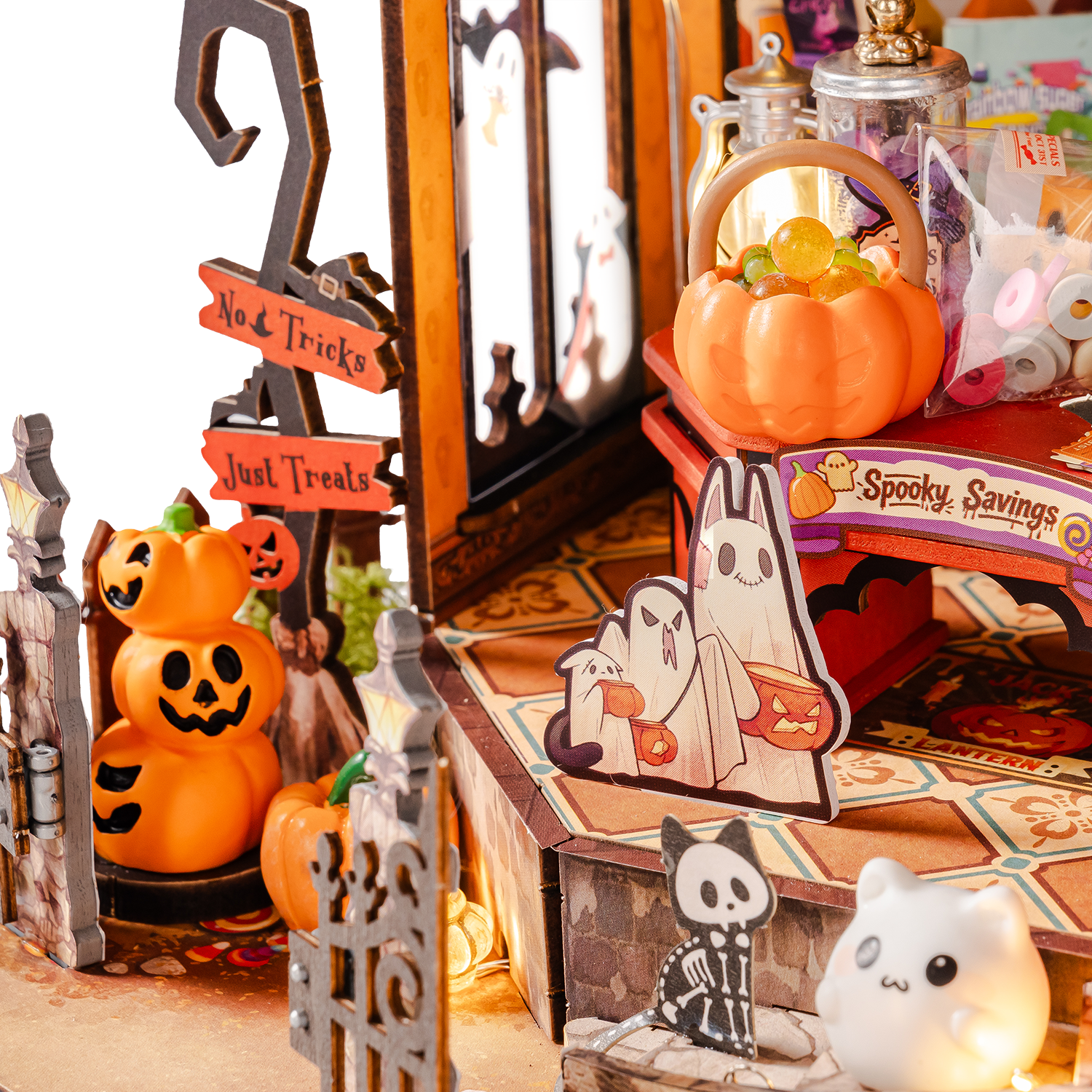 Rolife Haunted Candy House close-up of pumpkins, ghosts, and trick-or-treat entrance details
