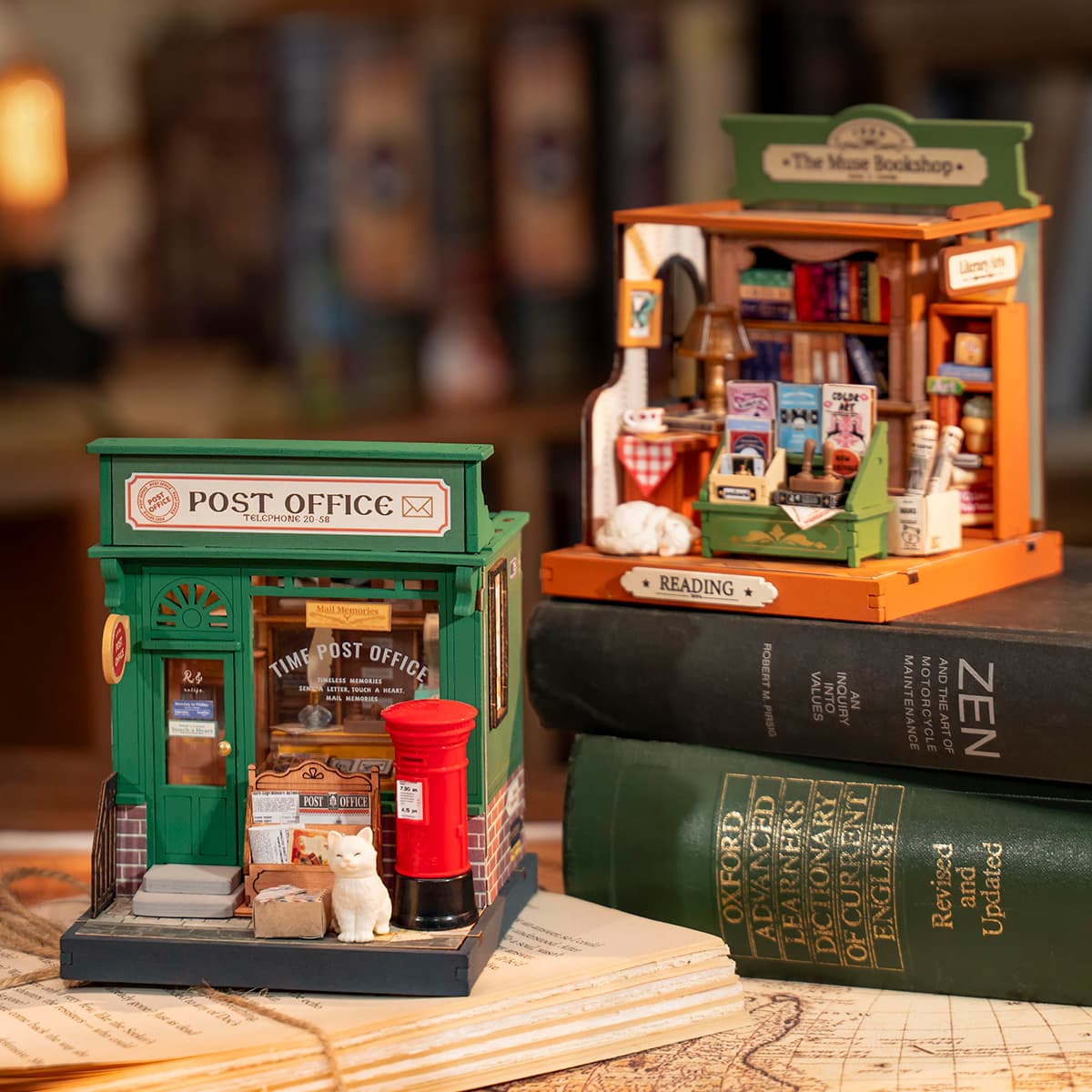Rolife DIY Miniature House - Escena de exhibición en mesa del Century Post Office DS037 con otra casa en miniatura