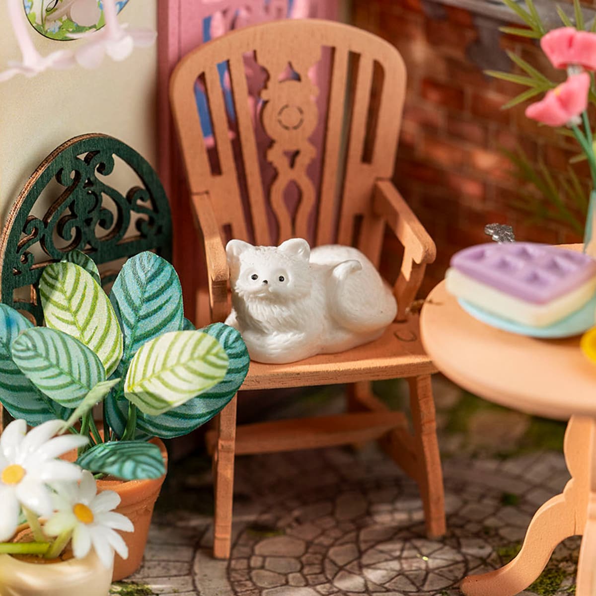 Rolife DIY Miniature House - Fancy Tea Yard DS038 stoel en kat detail close-up