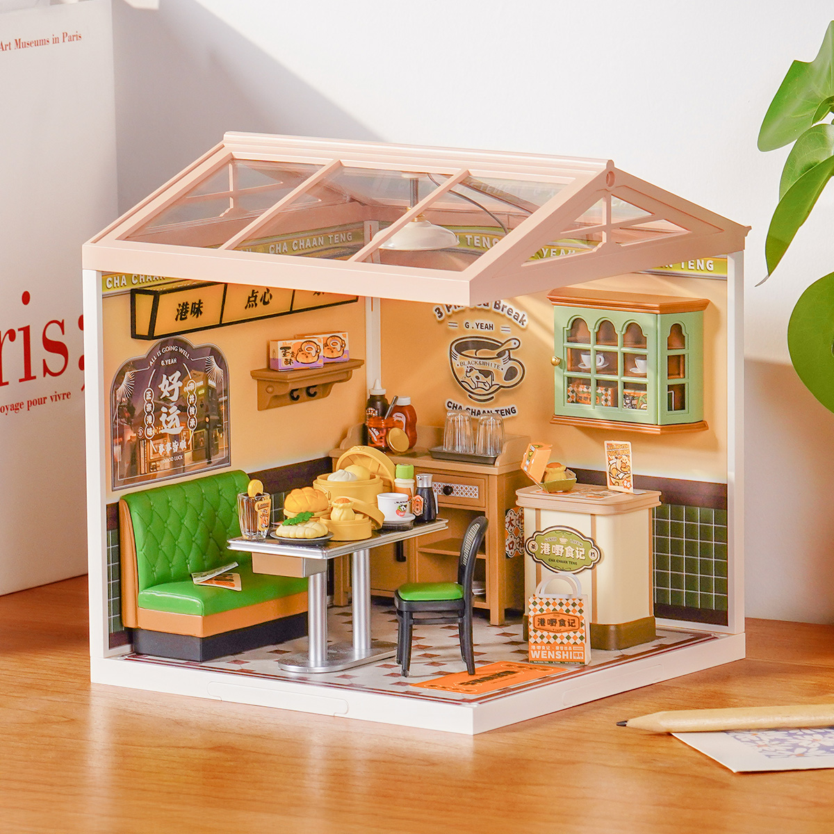 Rolife Hong Kong Bites Cafe DW021 miniatuurkamer in een tafelblad thuis scène