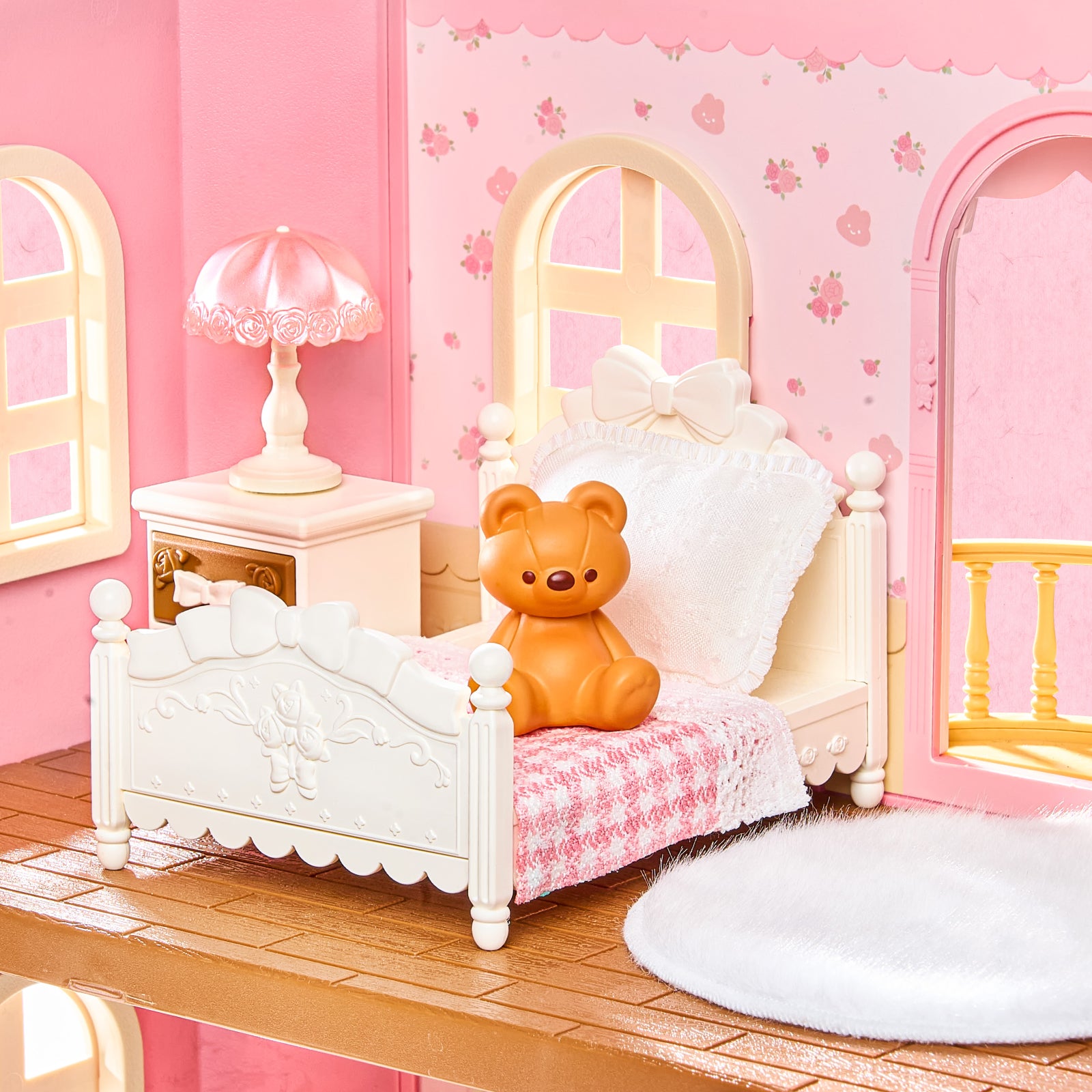 Rolife Fairy Rose Cottage HH001 bedroom detail with white bed, teddy bear, lamp, and pink walls.