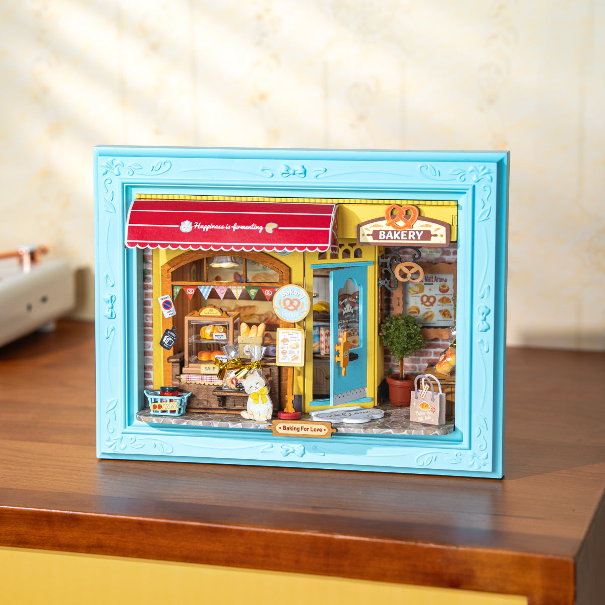 Rolife Fluffy Cat Bakery DP001 verhaal kader weergegeven op een tafel