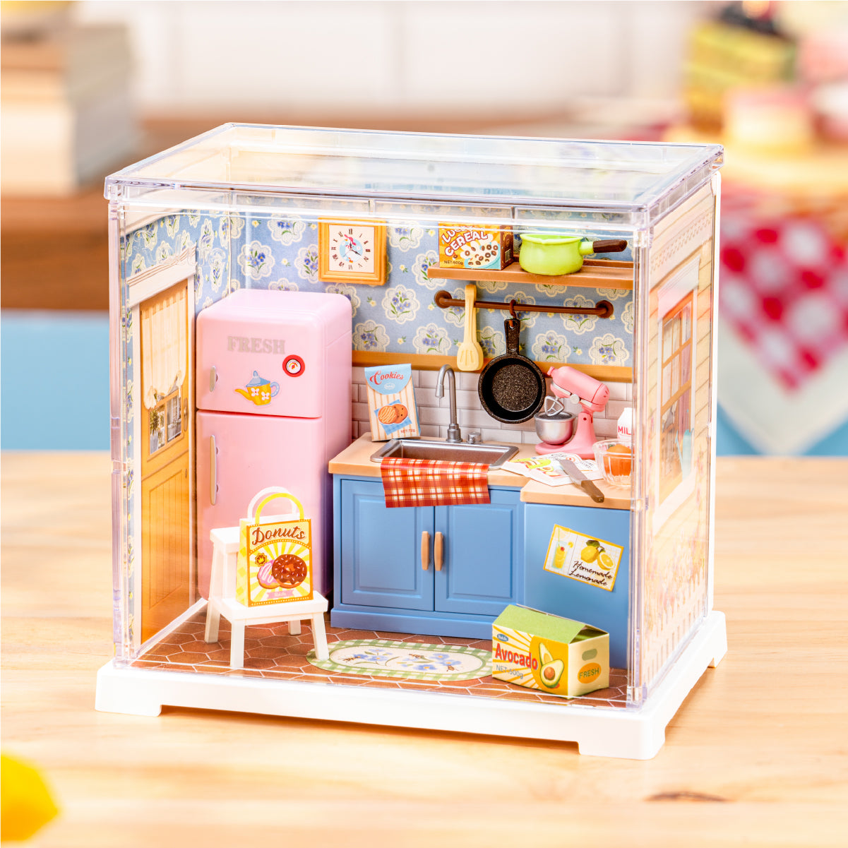 Rolife Homely Baking Kitchen DWS08B habitación en miniatura en una escena doméstica con cubierta de polvo
