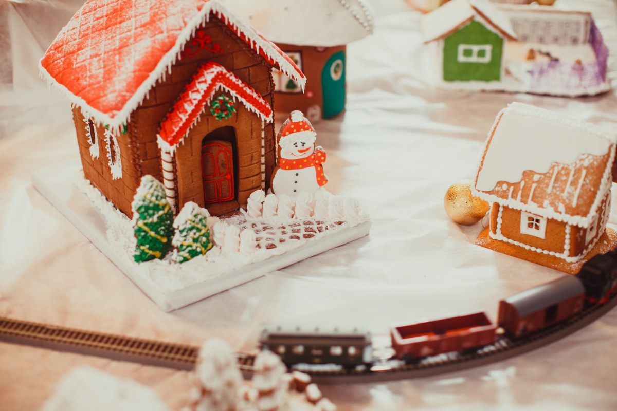 How to Build A Magical Christmas Miniature House