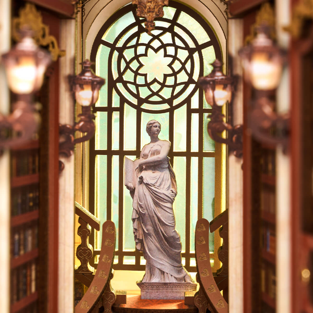 Bibliothek der Wunder TGB16 Nahaufnahme des Lesesaals, Statue und Fensterdetails