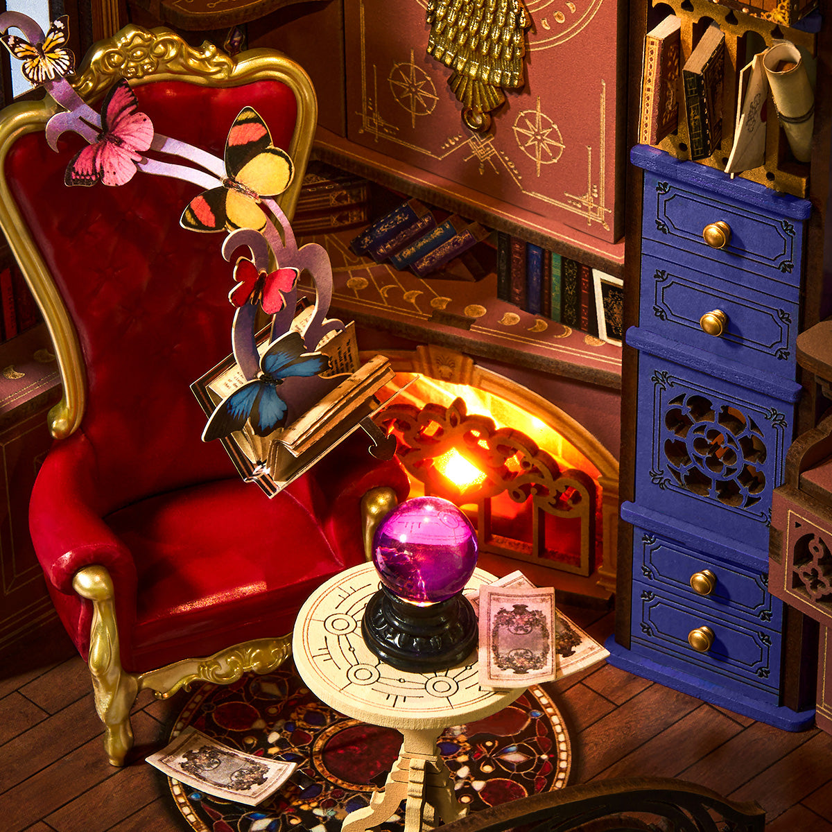 Coin de Fantaisie Magique TGB14 gros plan sur les détails de la chaise, du bureau et de la boule de cristal