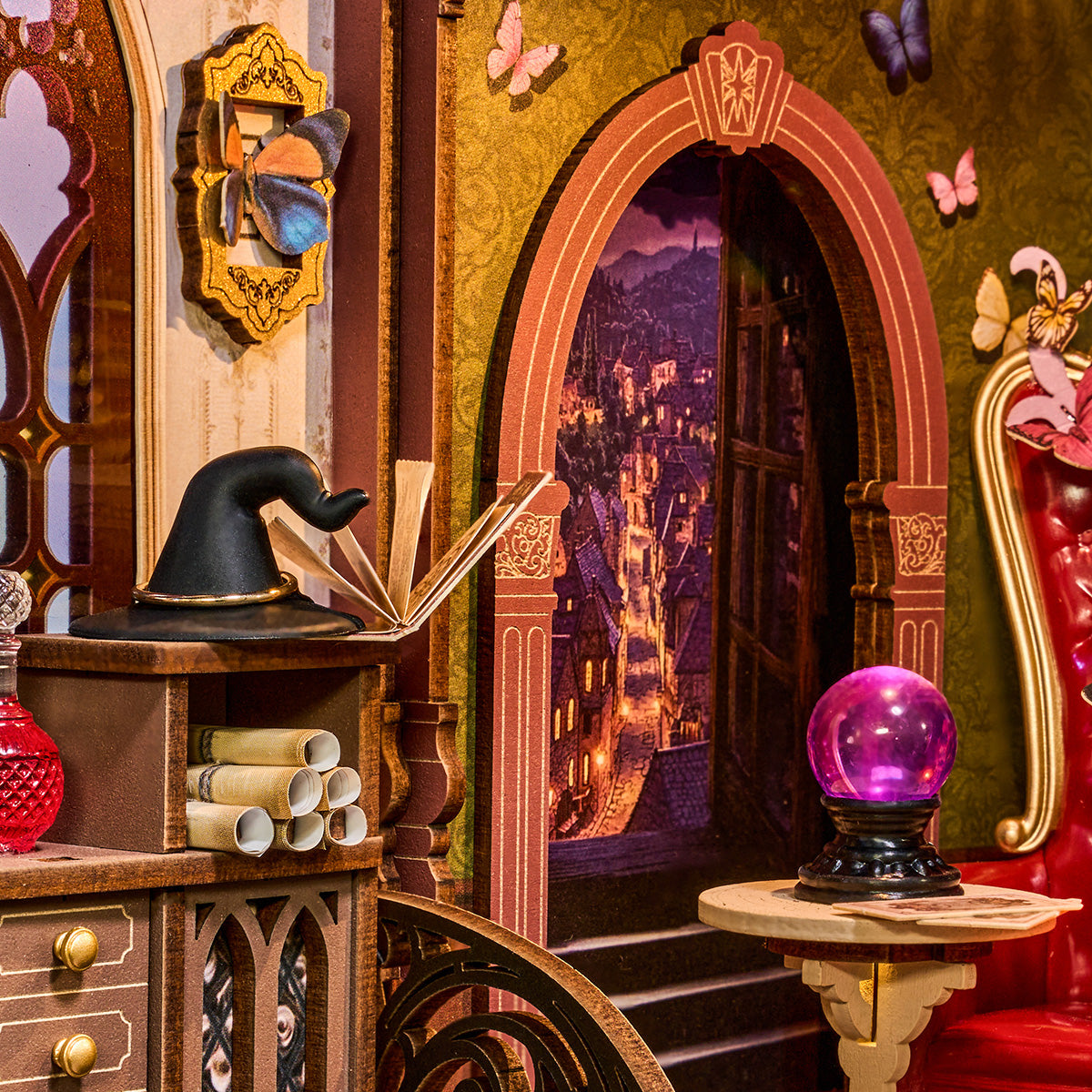 Coin de Fantaisie Magique TGB14 gros plan de la porte voûtée et des accessoires de sorcier