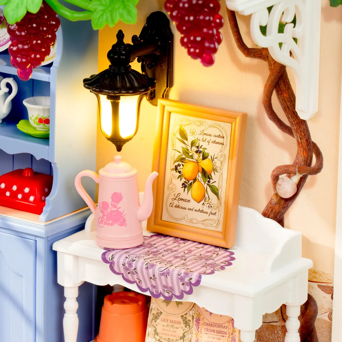Midsummer Dream Yard DW025 Nahaufnahme der Lampe, gerahmte Kunst und Tischdetails