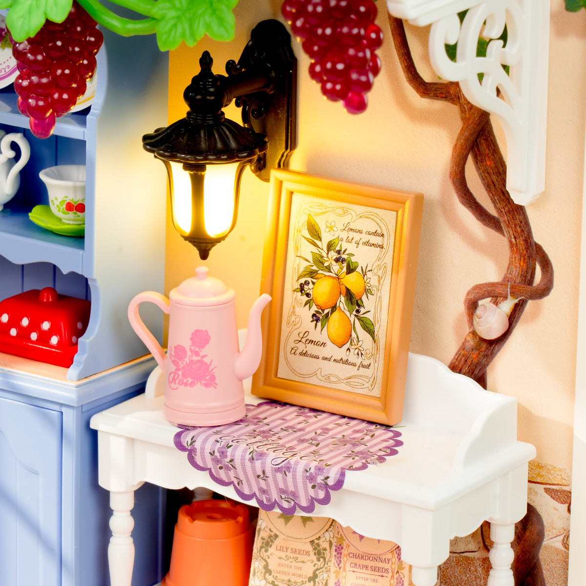 Midsummer Dream Yard DW025 Nahaufnahme der Lampe, gerahmte Kunst und Tischdetails