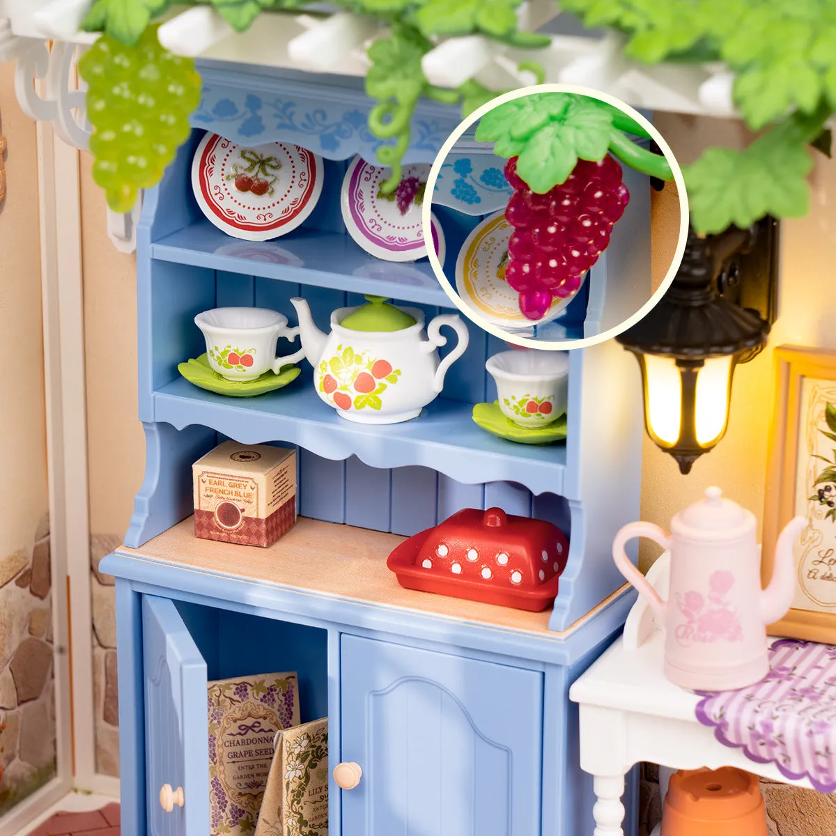 Midsummer Dream Yard DW025 Nahaufnahme des blauen Regals, Geschirr und Traubendetails