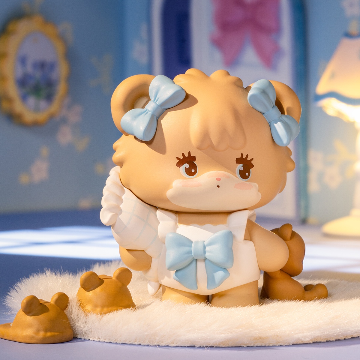 Mikko Babies Petit Monde Ours Compagnon figure dans une scène de chambre confortable