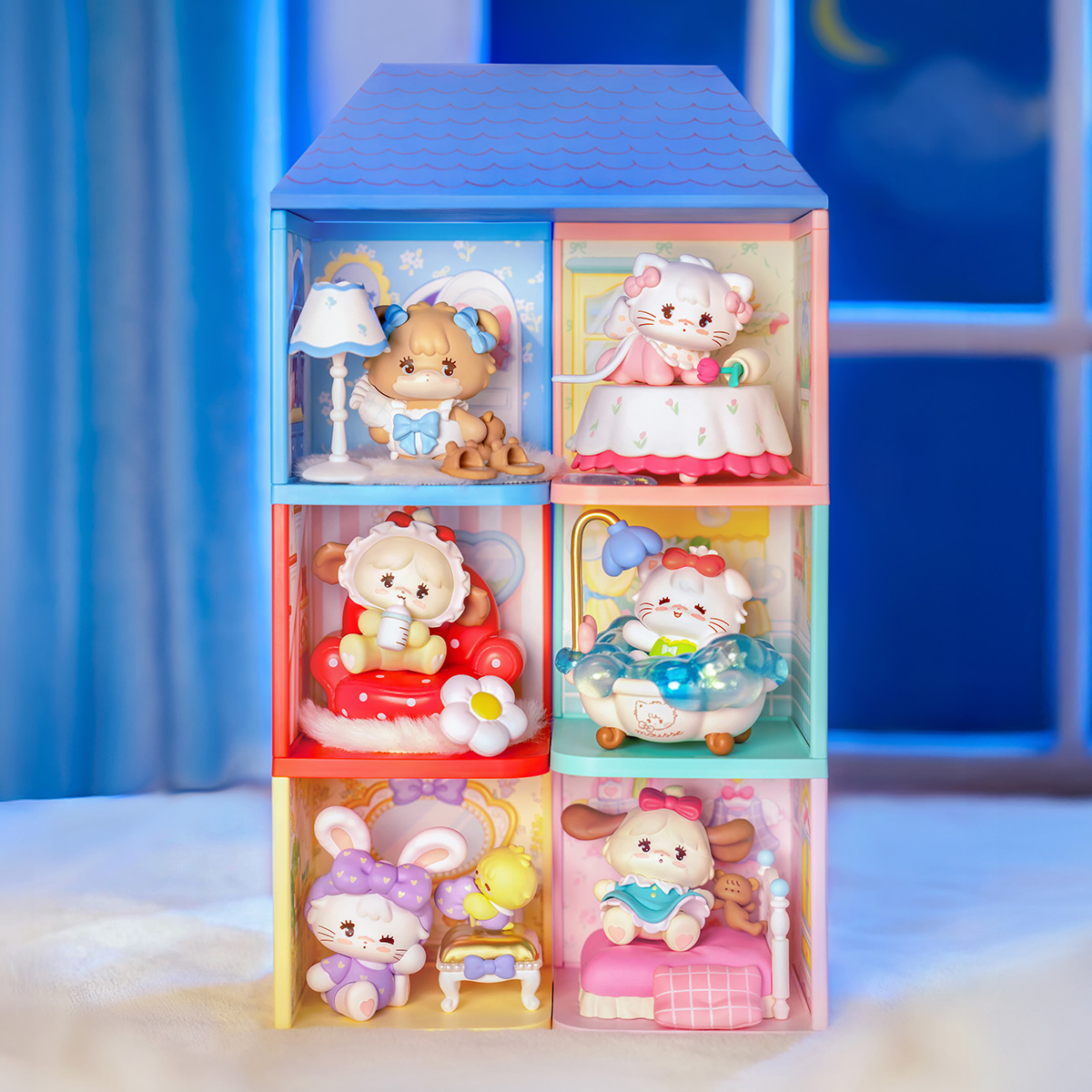 Mikko Babies Little World collection complète affichée dans une scène d'étagère bleue
